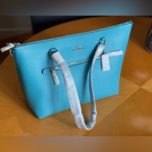 🩵Coach 👛 tote!  BRAND NEW! 🩵
